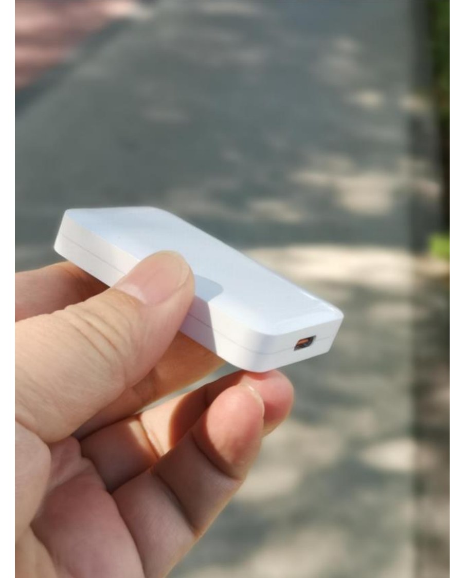 深志达超薄 GaN 充电器手持场景图